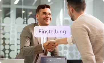Manager gratuliert dem Mitarbeiter, nachdem er ihn eingestellt hat