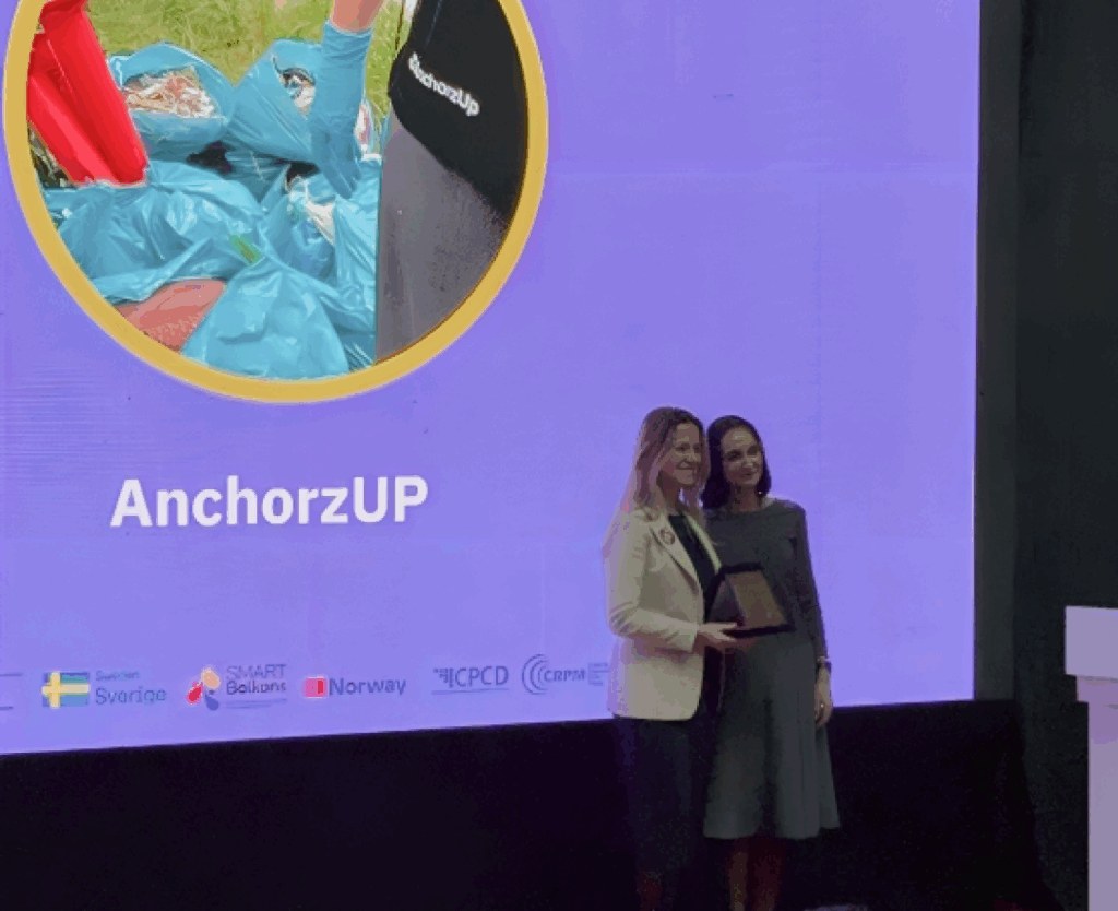 Jeta receiving the award from TOKA